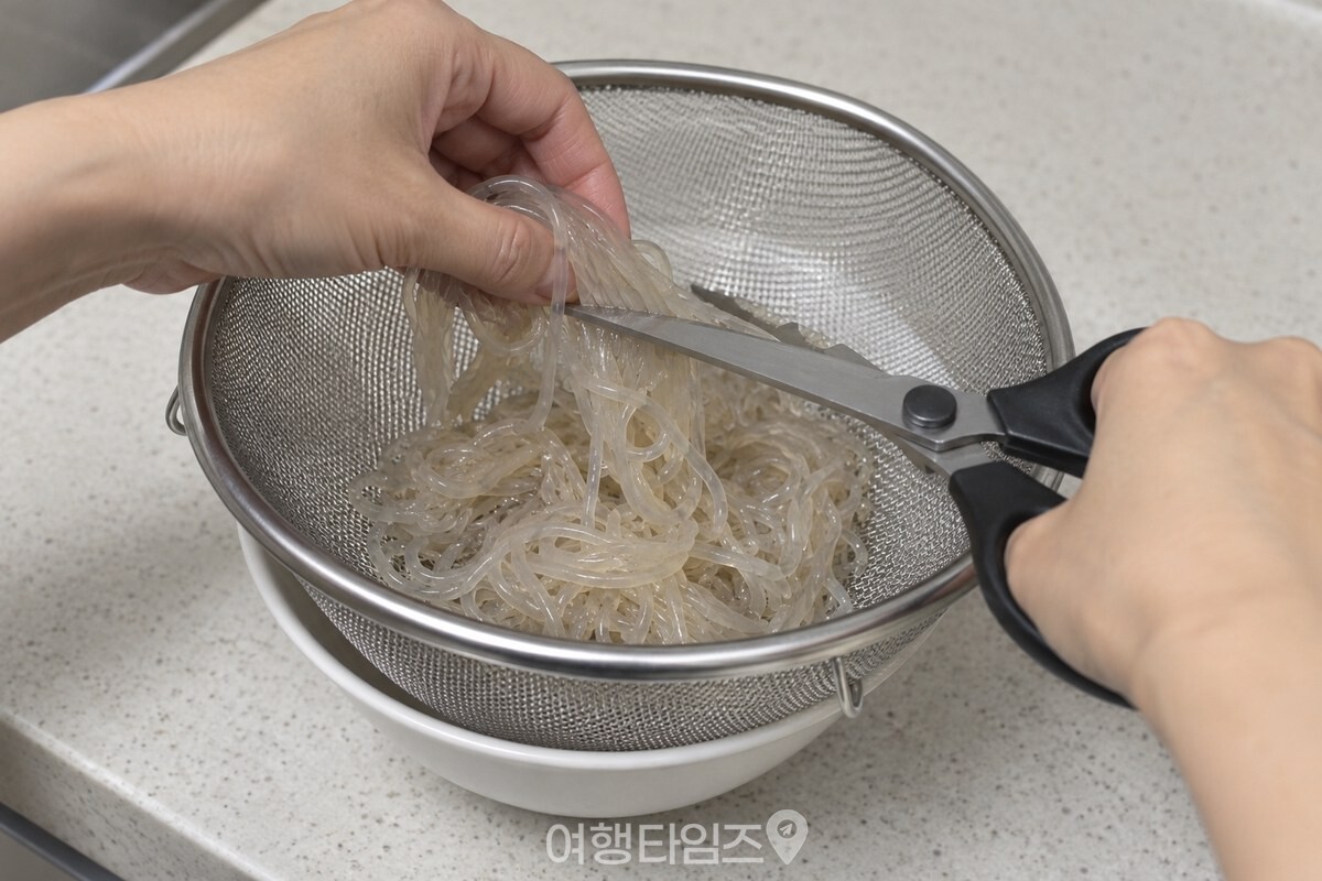 삶아 물기를 뺀 당면을 가위로 짧게 자르고 있다. / 기사 이해를 돕기 위한 생성형 이미지