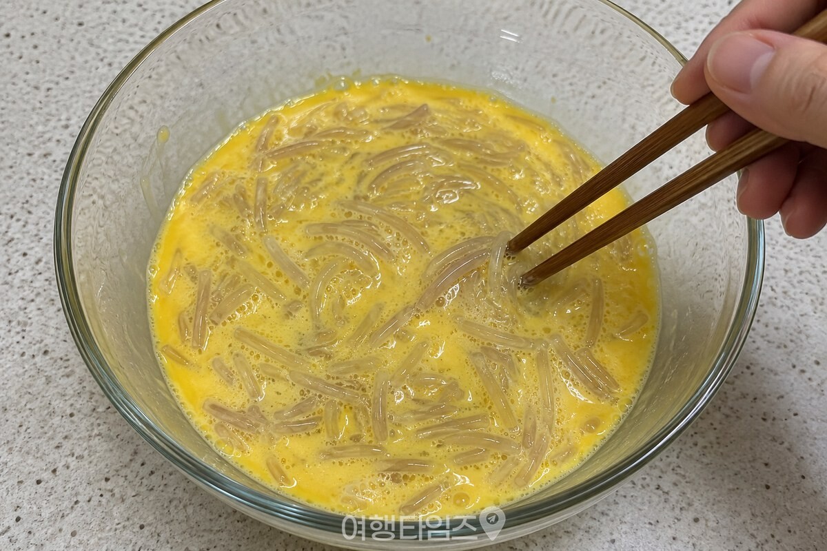 투명하게 삶아 잘게 자른 당면이 달걀물 사이에 고르게 섞여 있다. / 기사 이해를 돕기 위한 생성형 이미지
