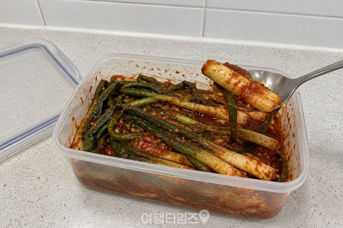 투명 김치통에 담긴 붉은 양념의 부드러운 익은 파김치. / 기사 이해를 돕기 위한 생성형 이미지