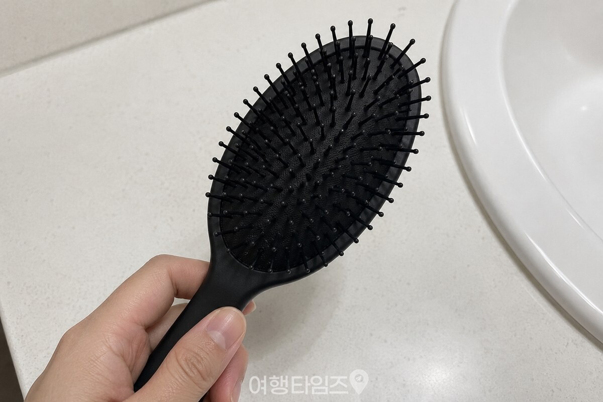 검은 헤어브러시의 빗살과 둥근 끝부분이 보이도록 가까이에서 촬영한 모습 / 기사 이해를 돕기 위한 생성형 이미지
