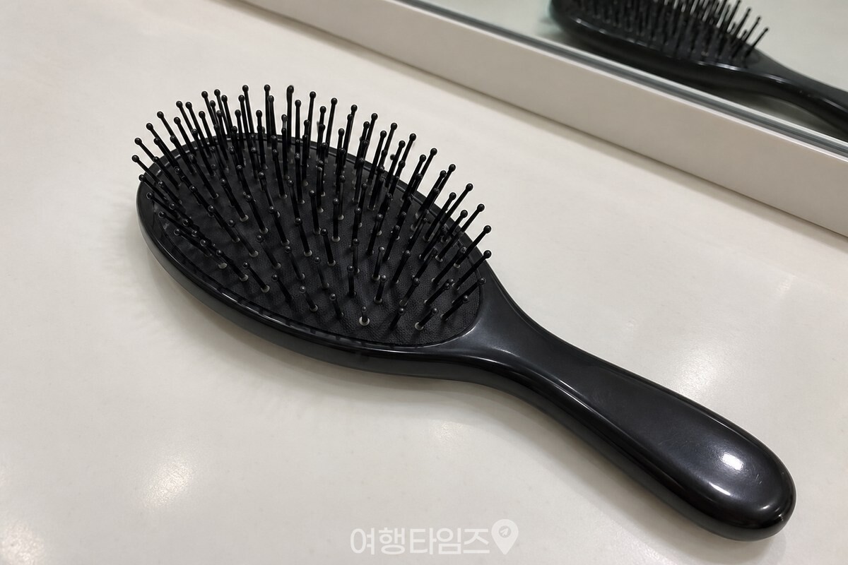화장대 위에 놓인 헤어브러시의 빗살 뿌리를 가까이에서 본 모습 / 기사 이해를 돕기 위한 생성형 이미지