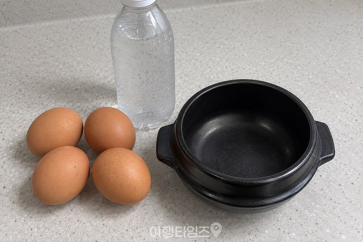 차가운 탄산수와 달걀을 작은 뚝배기 계란찜 재료로 준비한 모습 / 기사 이해를 돕기 위한 생성형 이미지