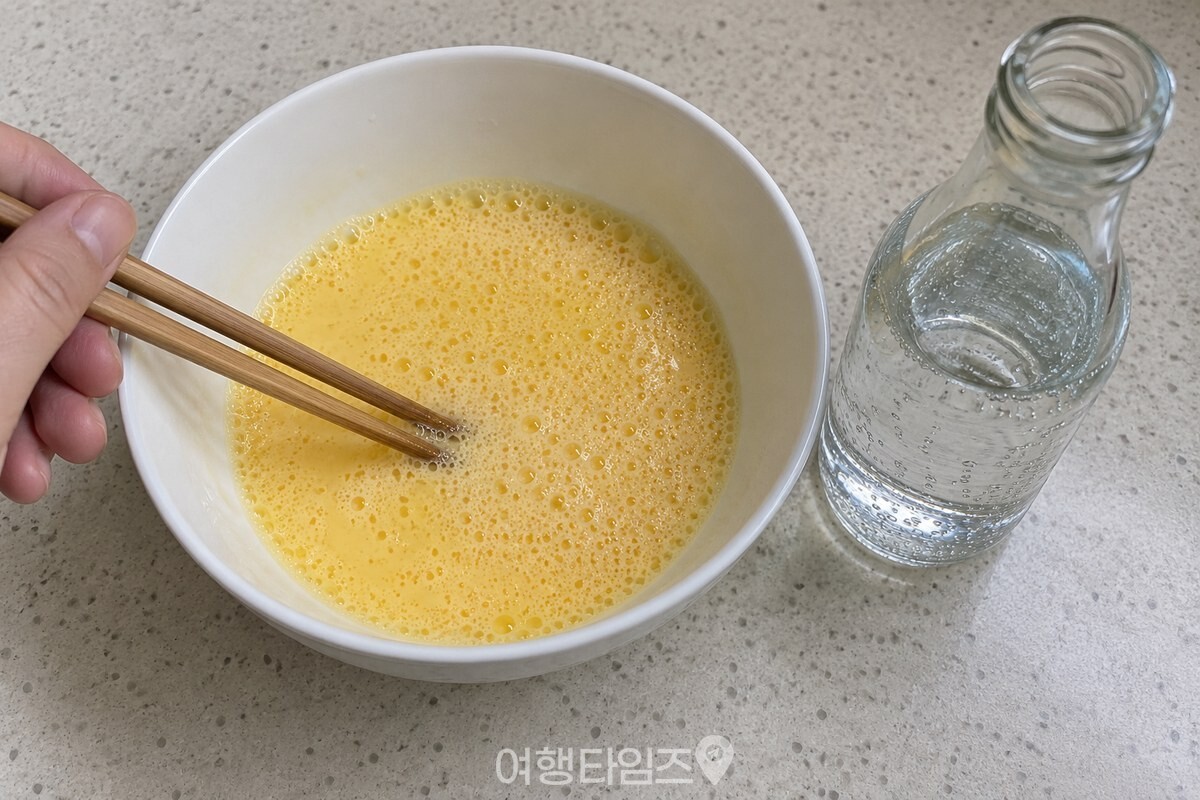 차가운 탄산수를 섞은 계란물 표면에 작은 기포가 고르게 보인다 / 기사 이해를 돕기 위한 생성형 이미지