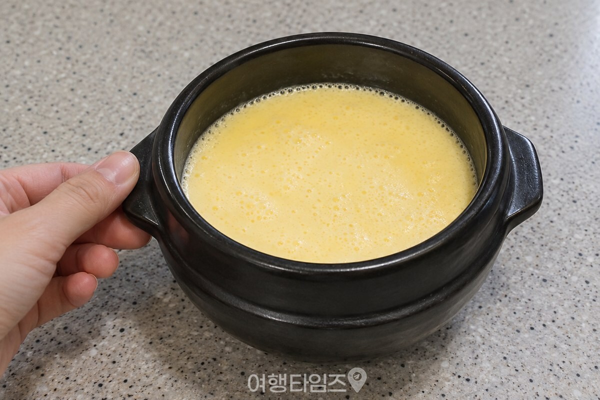 계란물을 작은 뚝배기에 윗부분을 남기고 높이 부은 모습 / 기사 이해를 돕기 위한 생성형 이미지