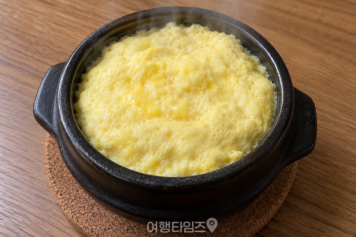 뚝배기에 담아 봉긋하게 부푼 계란찜을 식탁에서 바로 낸 모습 / 기사 이해를 돕기 위한 생성형 이미지