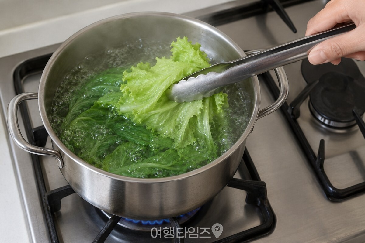 끓는 물에 상추 잎을 짧게 데치는 모습. / 기사 이해를 돕기 위한 생성형 이미지
