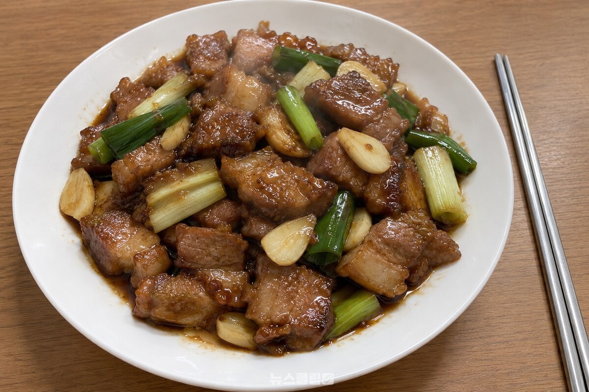 윤기 나는 돼지고기 목살 간장조림이 접시에 담겨 있다. / 기사 이해를 돕기 위한 생성형 이미지