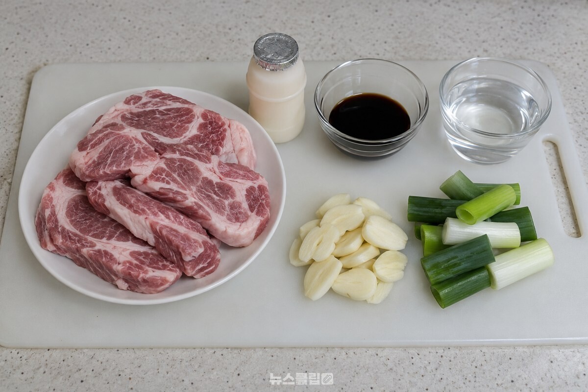 목살과 마시는 요구르트, 간장, 마늘, 대파가 조리 전 깨끗한 조리대에 준비돼 있다. / 기사 이해를 돕기 위한 생성형 이미지