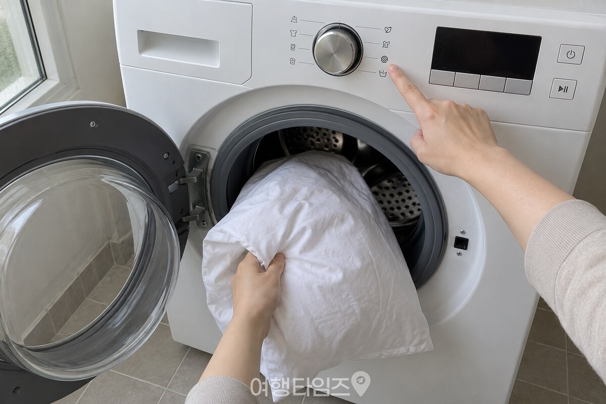 세탁기 안에 흰 면 베개커버를 넣기 전 헹굼 설정을 확인하는 모습. / 기사 이해를 돕기 위한 생성형 이미지