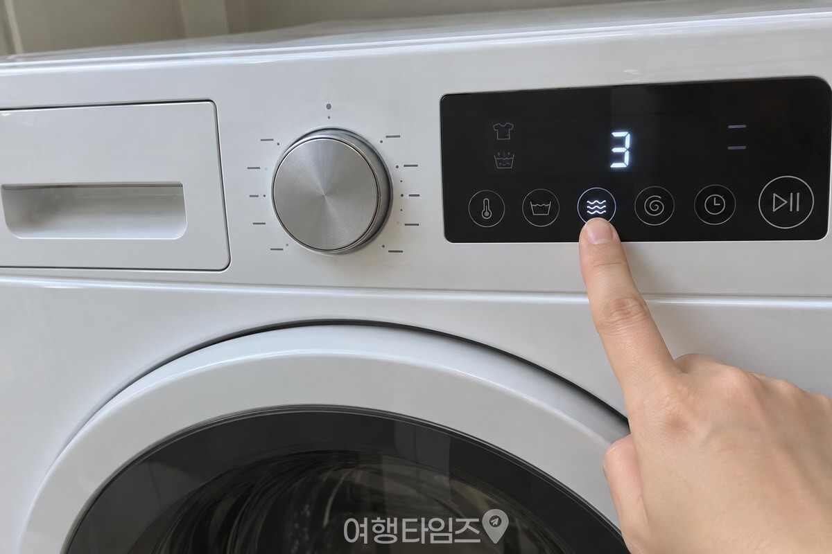 세탁기 조작부에서 헹굼 횟수를 3회로 맞추는 손가락. / 기사 이해를 돕기 위한 생성형 이미지