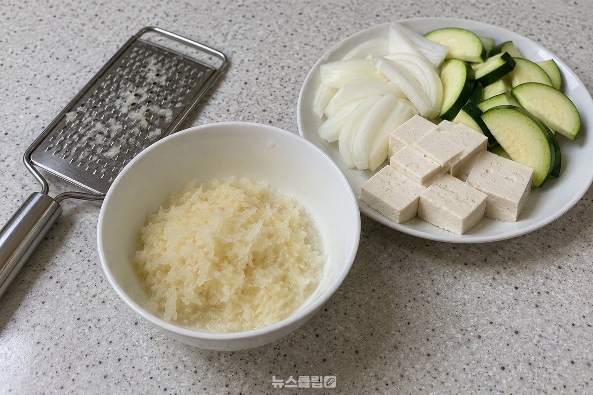 작은 그릇에 마지막으로 간 감자와 찌개용 채소, 두부를 나란히 준비한 모습. / 기사 이해를 돕기 위한 생성형 이미지