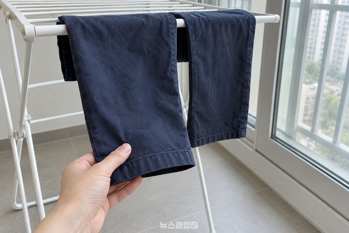 베란다의 접이식 건조대에 밑단이 보이도록 바지를 걸어 말리는 모습. / 기사 이해를 돕기 위한 생성형 이미지