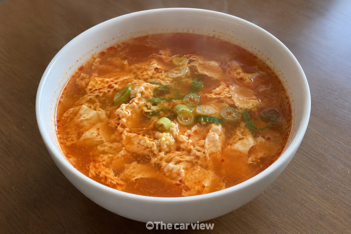 붉은 국물에 부드러운 계란과 대파를 올려 낸 얼큰한 계란국. / 기사 이해를 돕기 위한 생성형 이미지