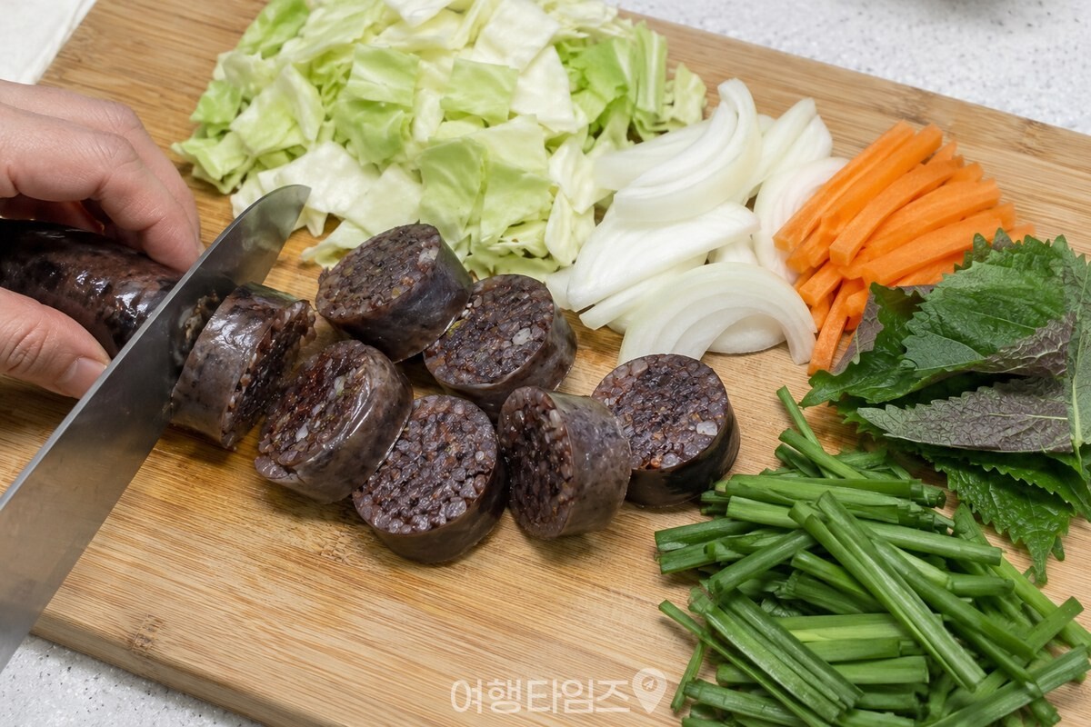 썬 순대와 볶을 채소를 도마 위에 준비한 모습. / 기사 이해를 돕기 위한 생성형 이미지