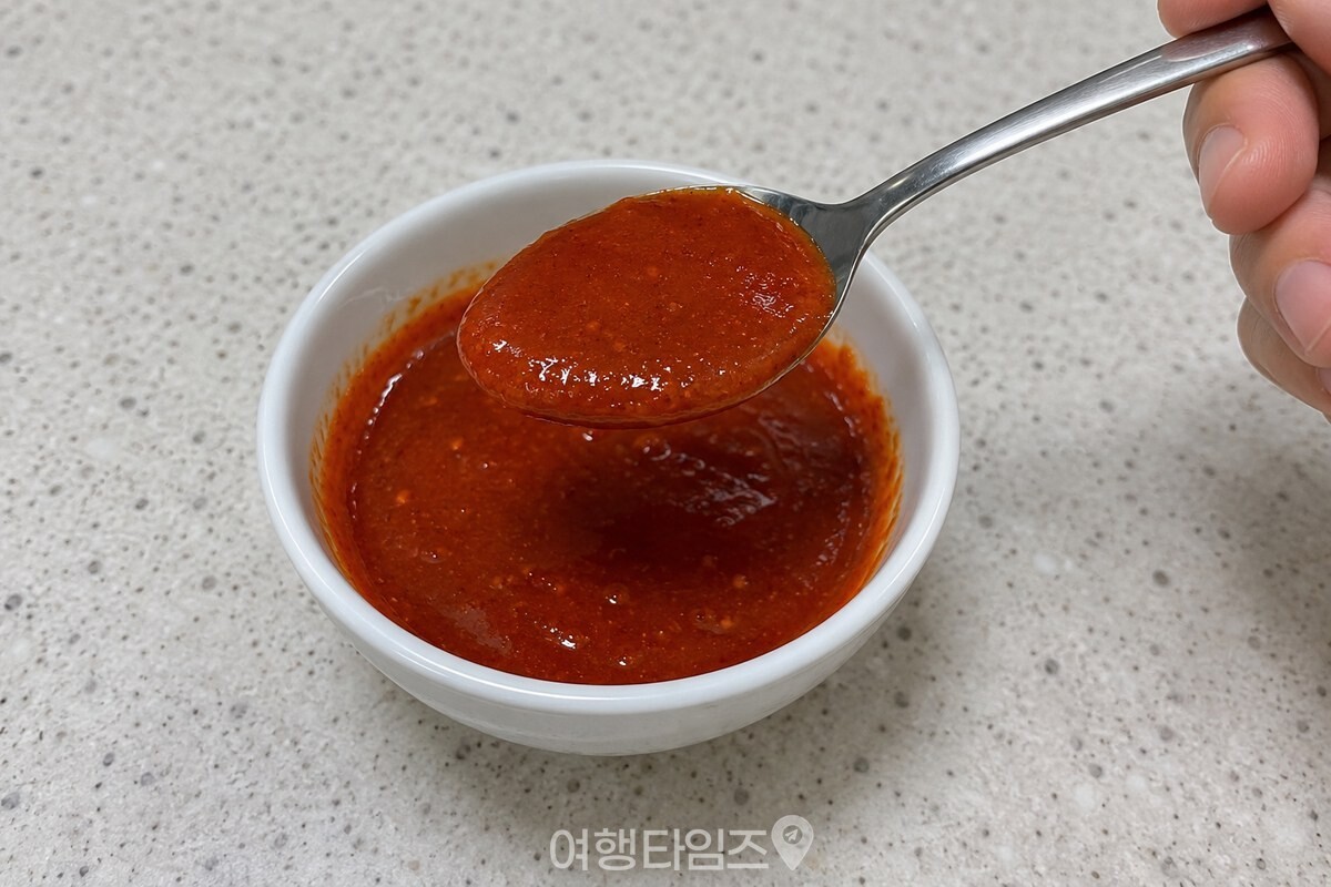 붉은빛이 고르게 섞인 카레가루 양념장을 숟가락으로 떠 본 모습. / 기사 이해를 돕기 위한 생성형 이미지