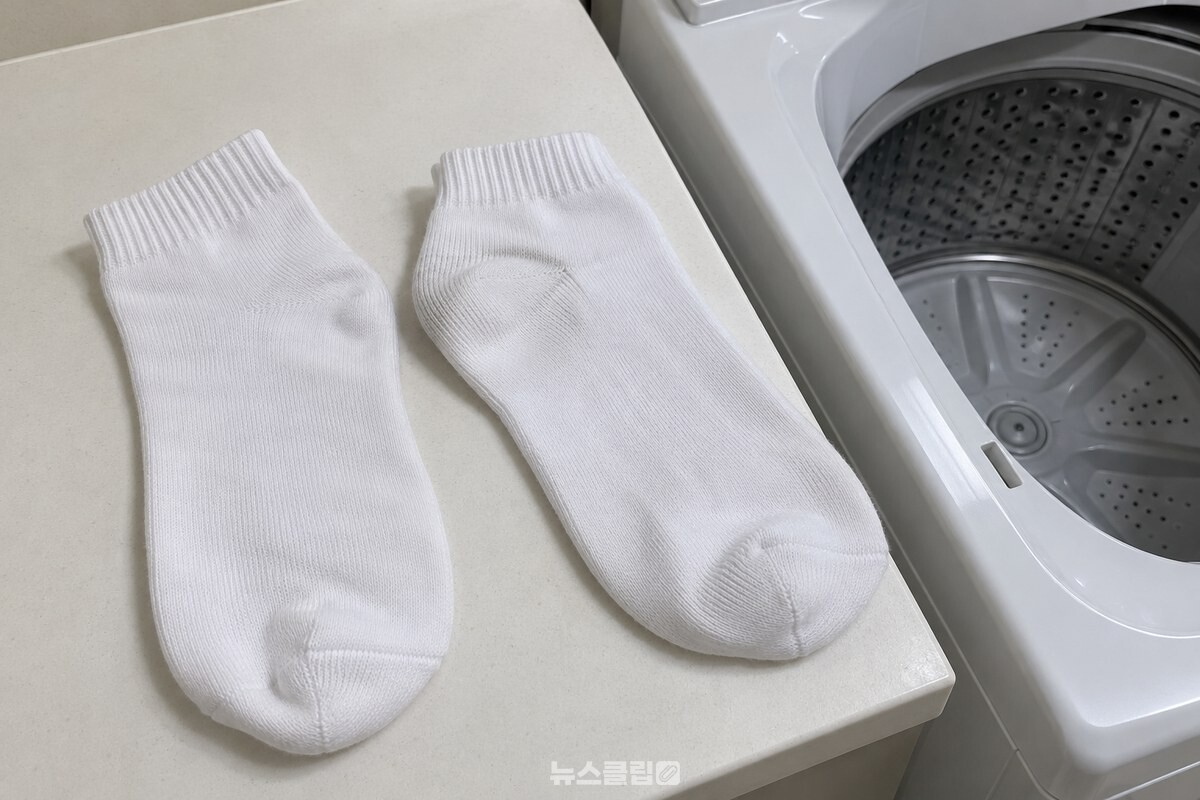 깨끗한 흰 양말 뒤꿈치에 남은 옅은 회색 자국을 가까이에서 살핀 모습. / 기사 이해를 돕기 위한 생성형 이미지