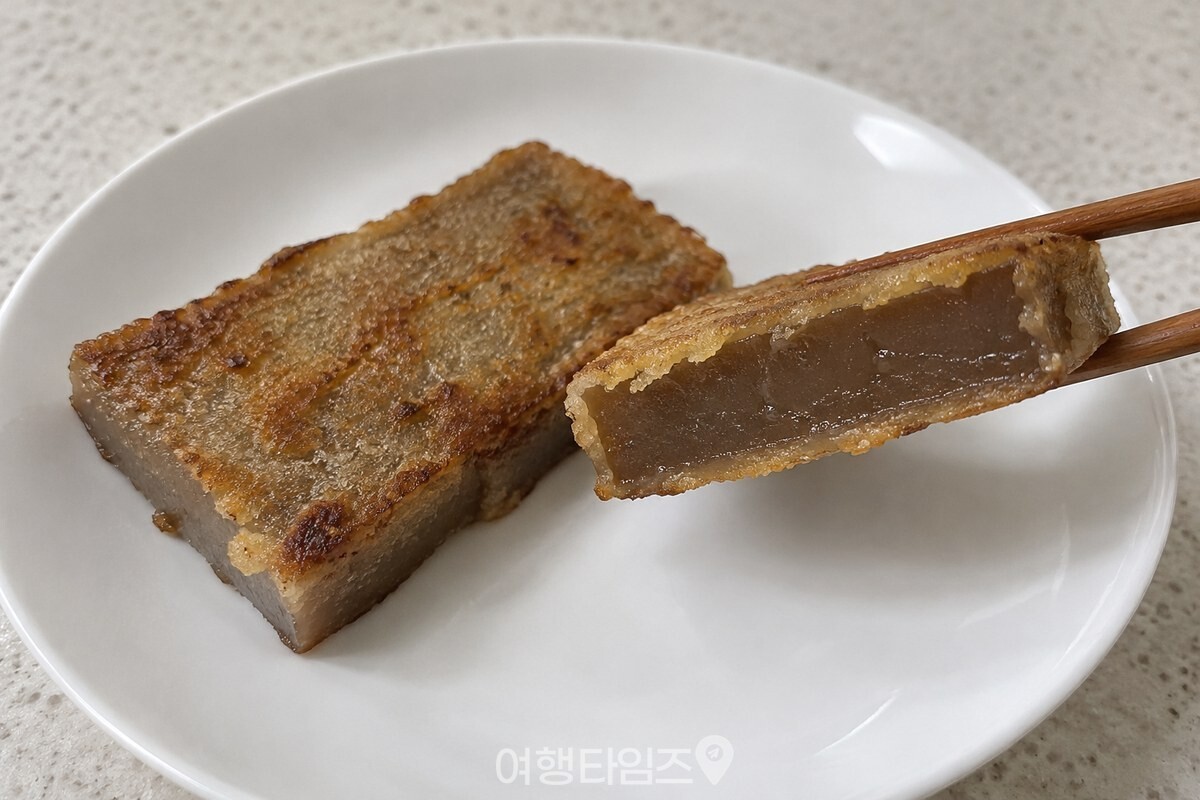 얇은 전분옷을 입혀 구운 도토리묵의 바삭한 겉면과 쫀득한 속을 가까이서 보여 주는 모습. / 기사 이해를 돕기 위한 생성형 이미지