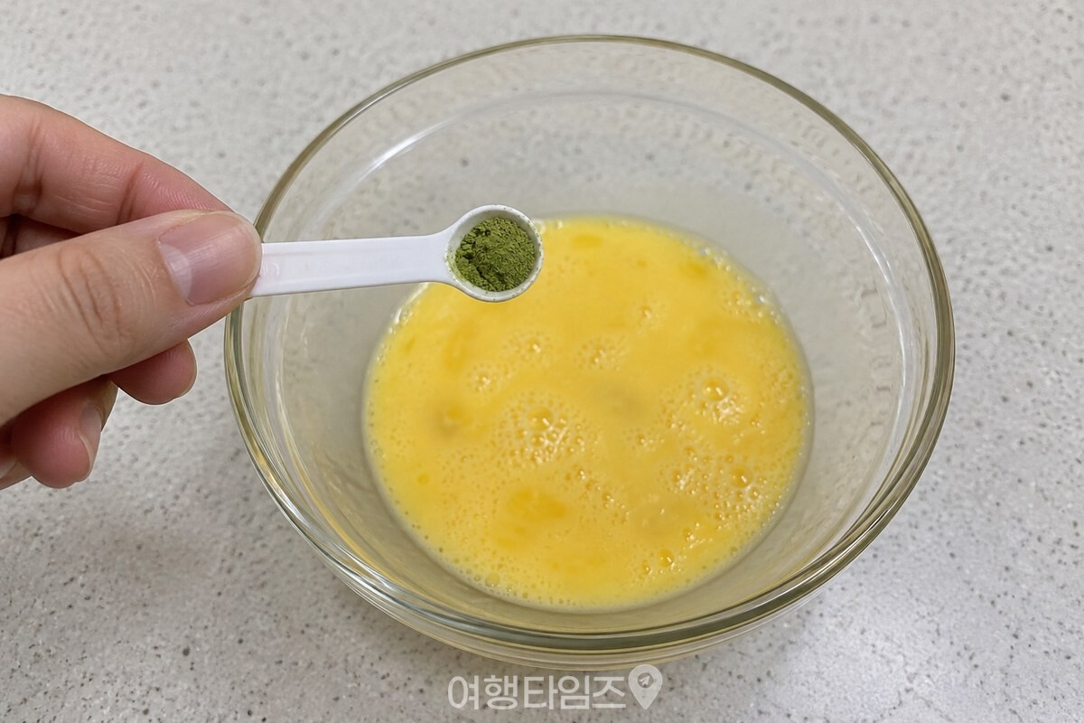 작은 티스푼 끝에 녹차가루를 조금 올린 달걀물 준비 장면. / 기사 이해를 돕기 위한 생성형 이미지