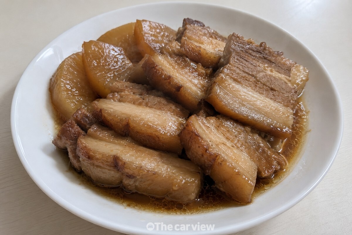 간장빛 국물을 살짝 끼얹은 삼겹살 수육이 접시에 담겨 있다. / 기사 이해를 돕기 위한 생성형 이미지