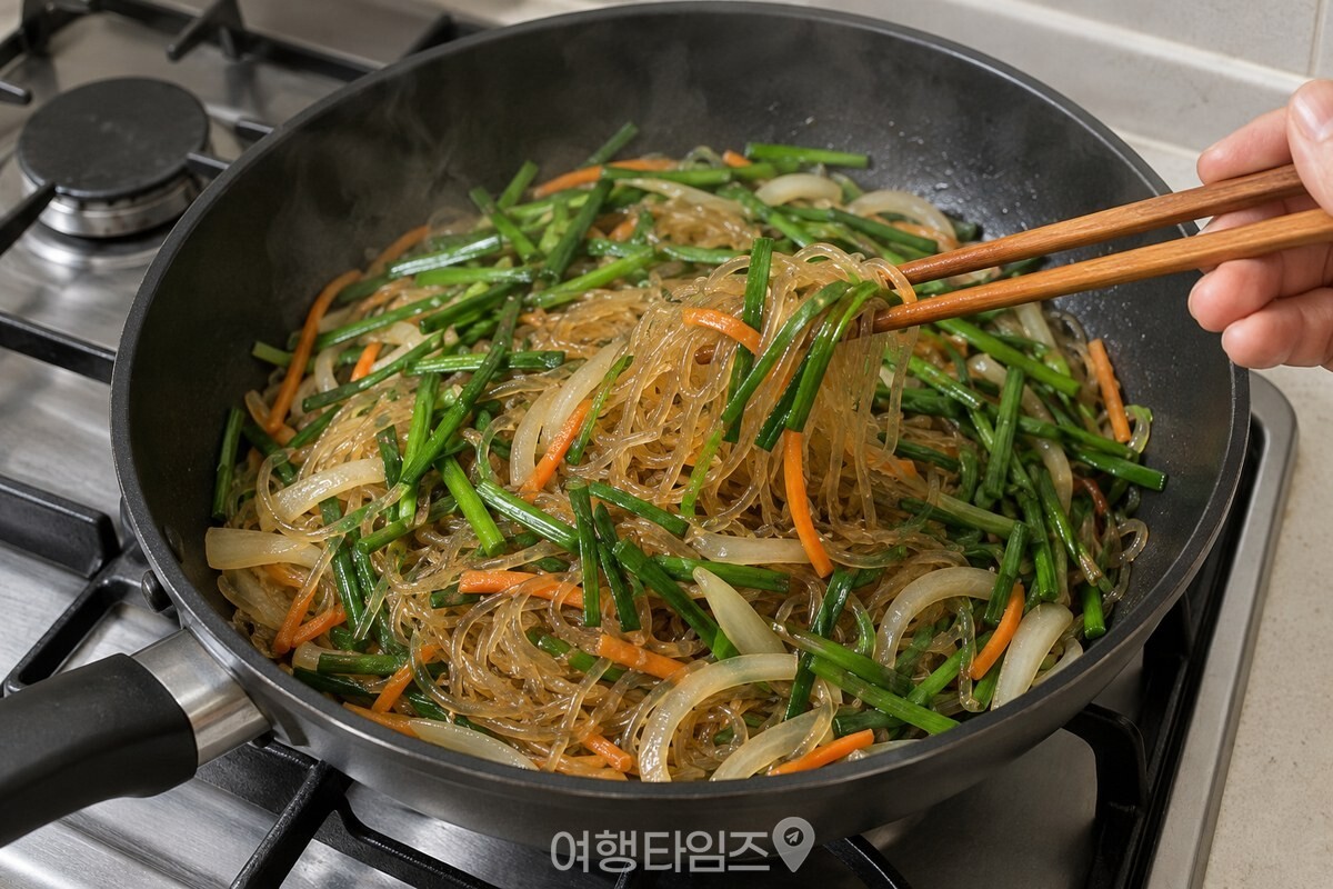볶은 당면에 마지막으로 부추를 넣어 섞는 모습. / 기사 이해를 돕기 위한 생성형 이미지