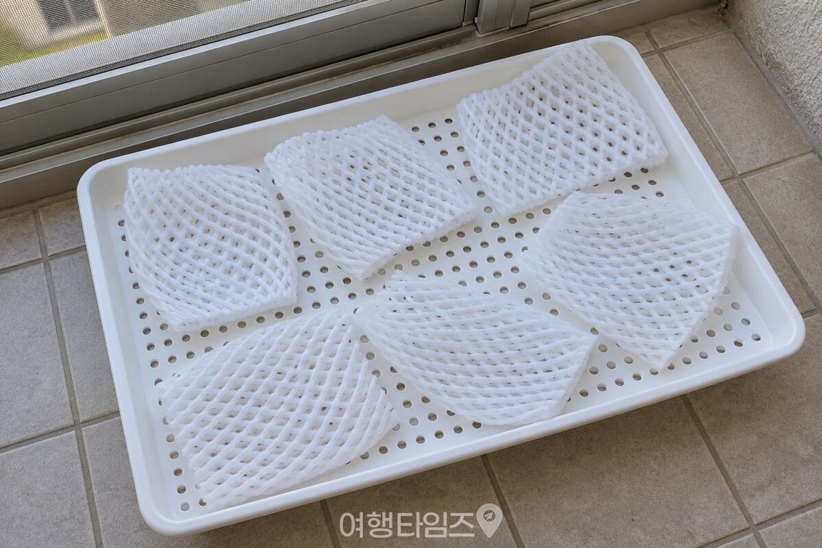 깨끗이 헹군 흰 과일망을 물기 없이 펼쳐 말리는 모습. / 기사 이해를 돕기 위한 생성형 이미지