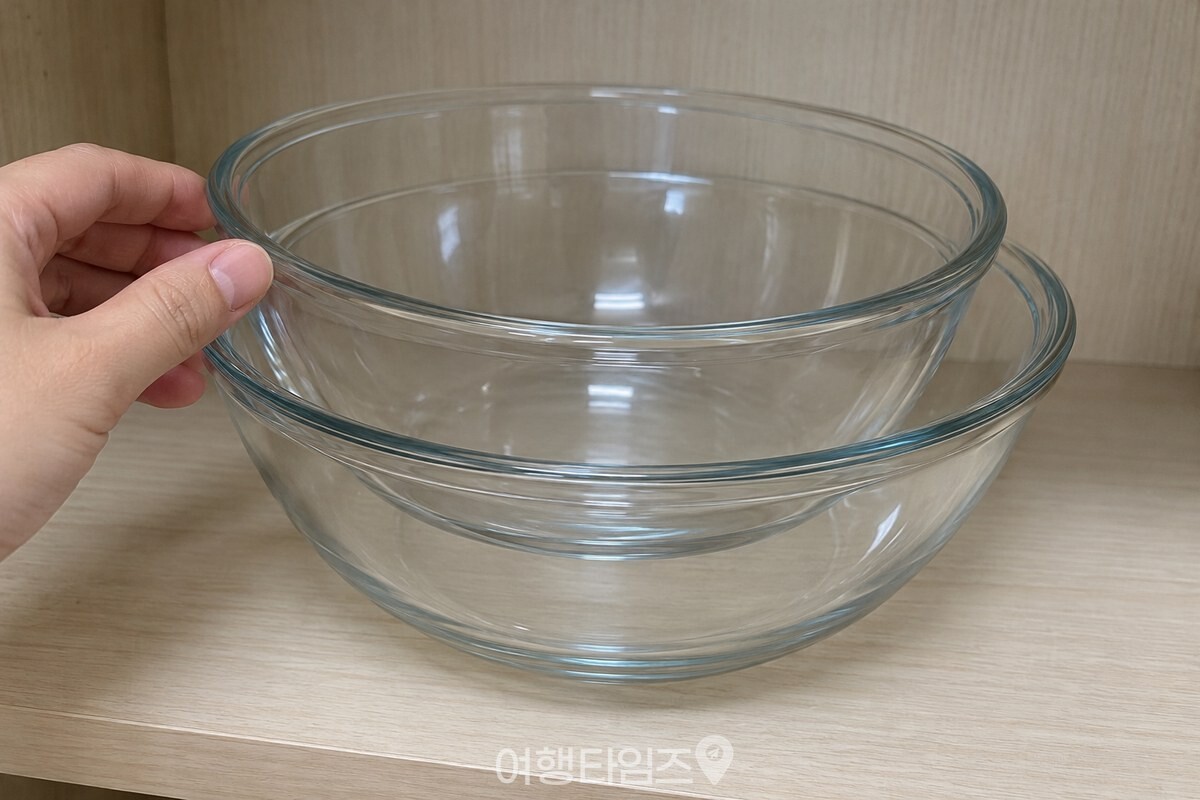 과일망 없이 포개져 서로 맞닿아 있는 유리그릇 가장자리. / 기사 이해를 돕기 위한 생성형 이미지