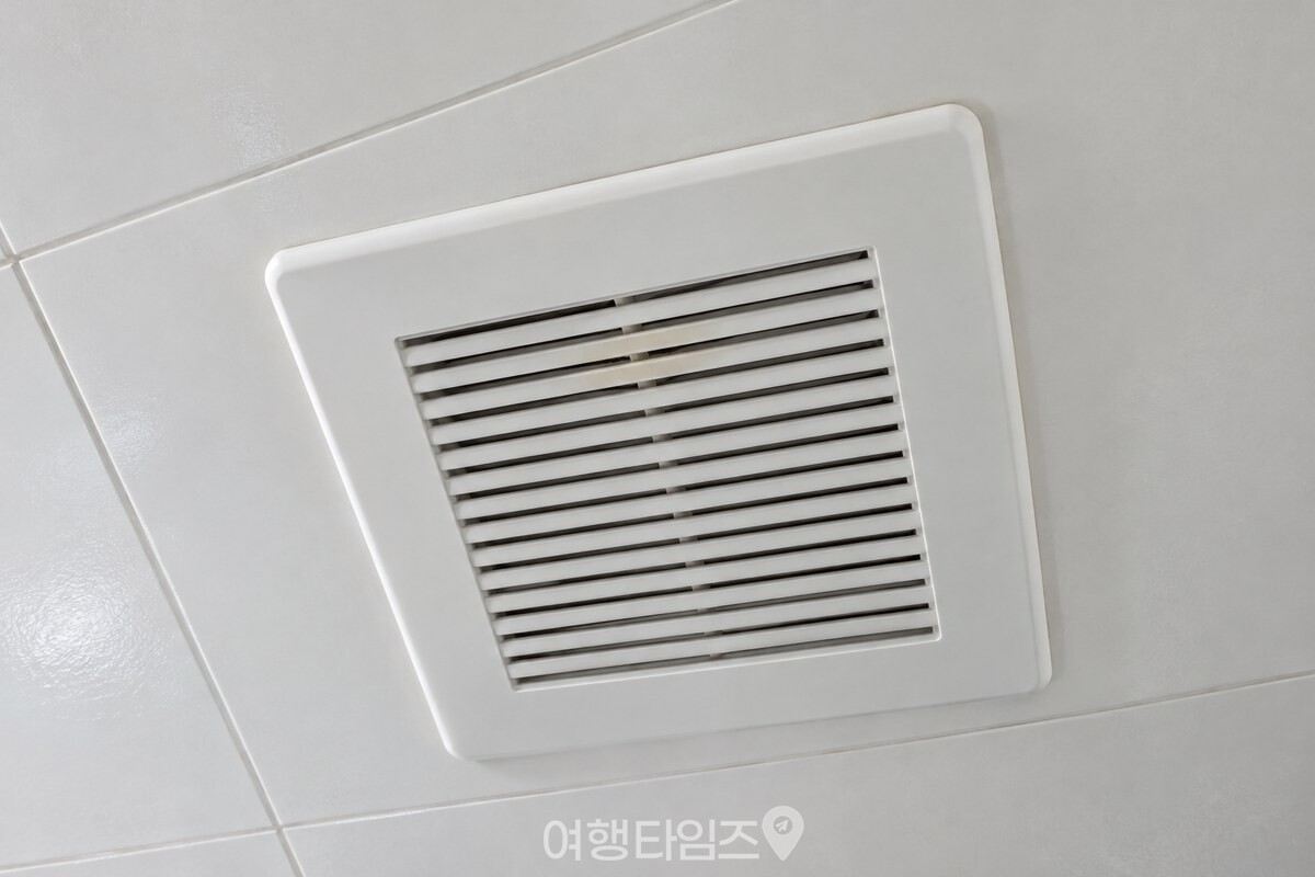 흰 타일 천장에 설치된 욕실 환풍구 덮개의 좁은 슬롯을 가까이에서 본 모습. / 기사 이해를 돕기 위한 생성형 이미지