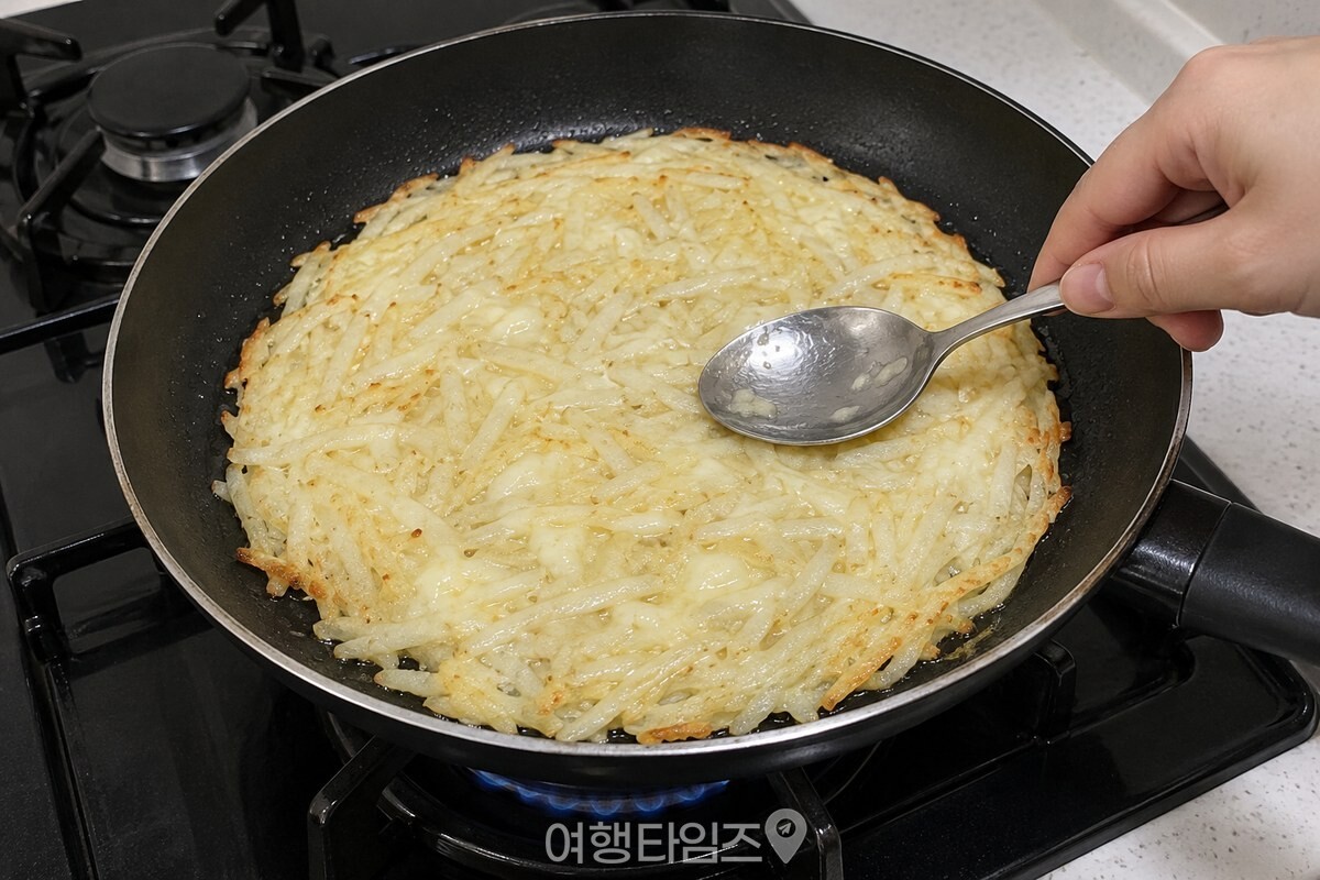 팬 위 감자채 반죽을 숟가락으로 얇고 둥글게 펼치는 모습. / 기사 이해를 돕기 위한 생성형 이미지