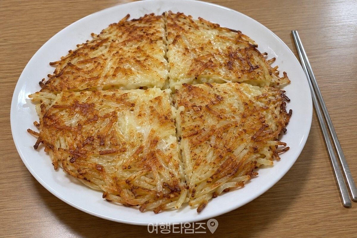 노릇하게 부친 감자채전을 접시에 담아 낸 모습. / 기사 이해를 돕기 위한 생성형 이미지