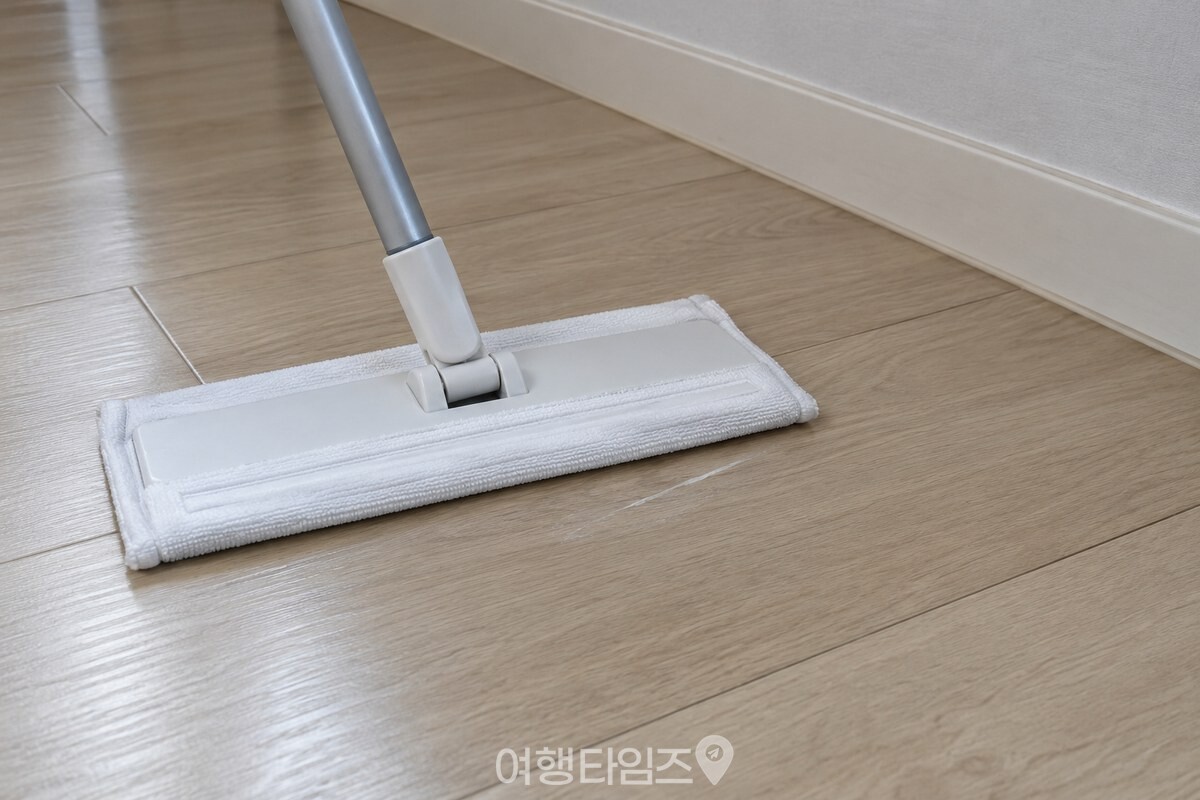 마루 바닥 위에서 밀대 걸레의 넓은 패드가 한 줄을 따라 놓여 있는 모습. / 기사 이해를 돕기 위한 생성형 이미지