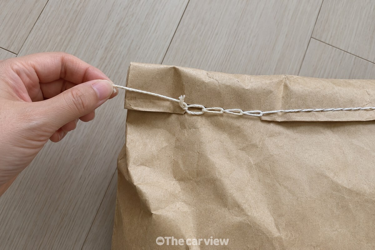 풀어 낸 끝 매듭 옆으로 봉합 실 한 가닥이 길게 빠져나오는 모습. / 기사 이해를 돕기 위한 생성형 이미지