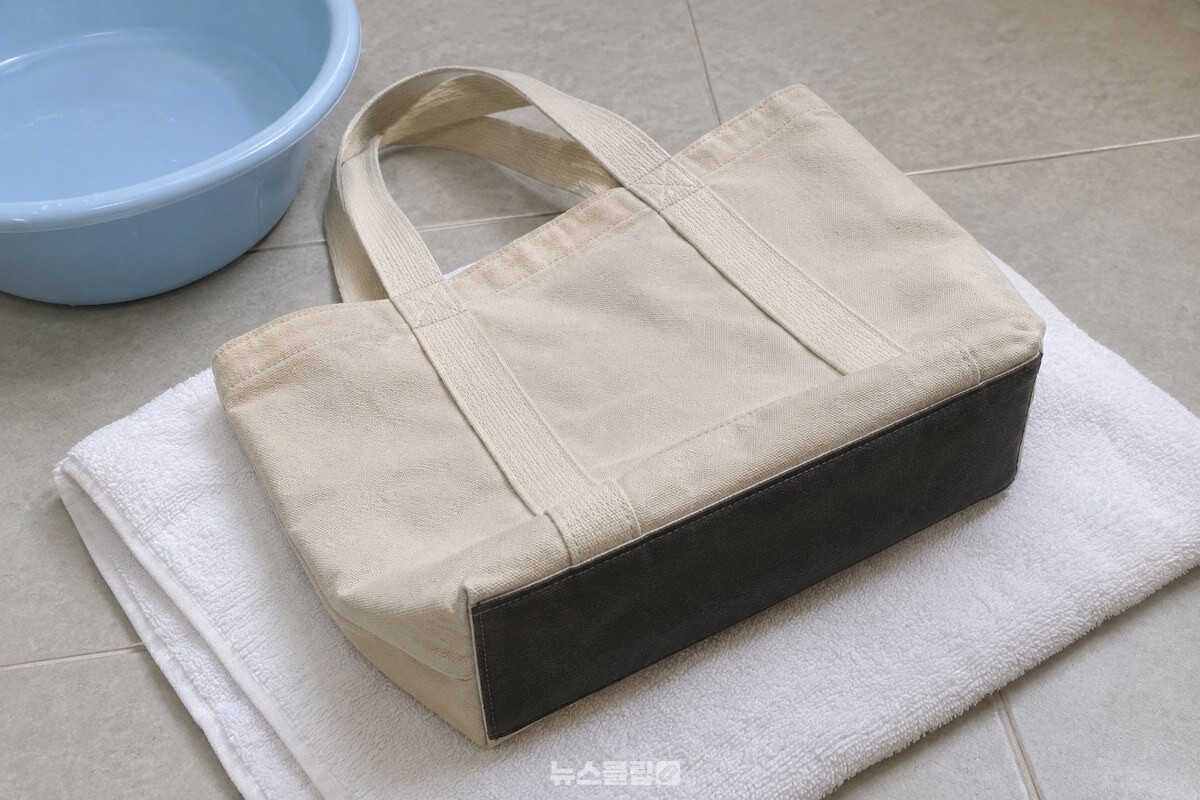 깨끗한 수건 위에 천 가방의 손잡이와 밑바닥이 보이도록 놓인 모습. / 기사 이해를 돕기 위한 생성형 이미지