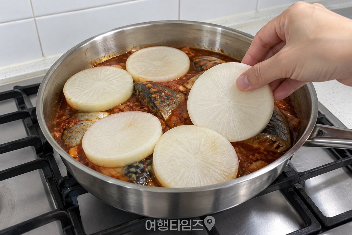 넓고 얇게 썬 무를 고등어 위에 한 겹으로 놓으며 사이를 띄운 모습. / 기사 이해를 돕기 위한 생성형 이미지