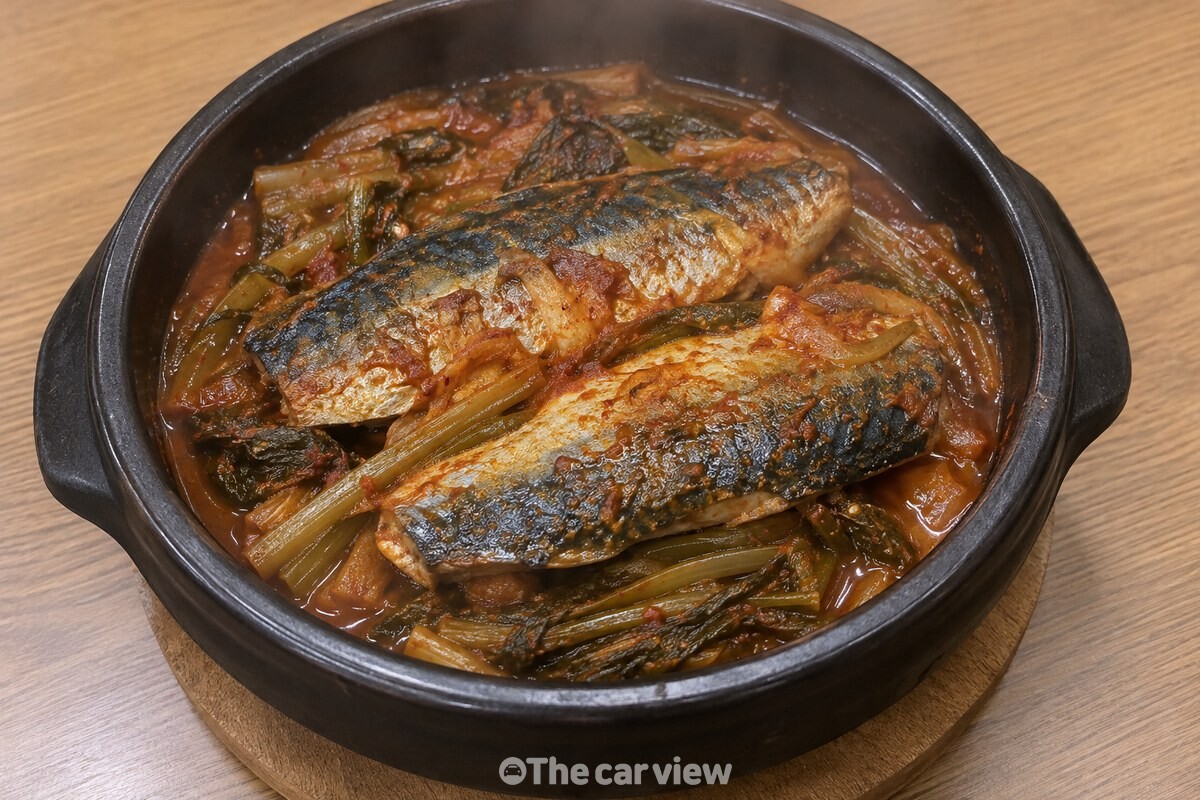 갓김치를 바닥에 깔아 조린 고등어조림이 냄비에 담겨 있다. / 기사 이해를 돕기 위한 생성형 이미지