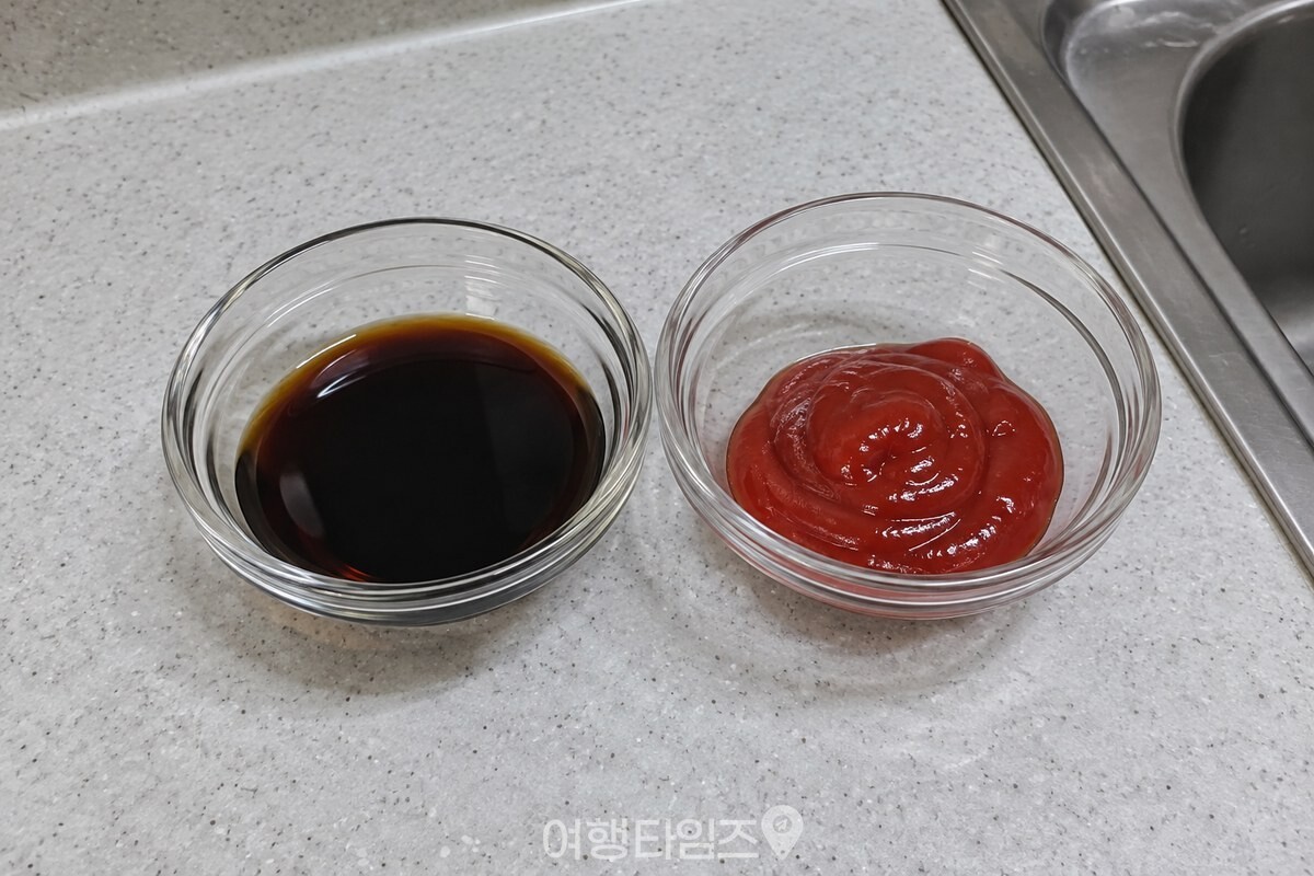 작은 유리 종지에 덜어 놓은 진간장과 케첩이 조리대 위에 나란히 놓여 있다. / 기사 이해를 돕기 위한 생성형 이미지