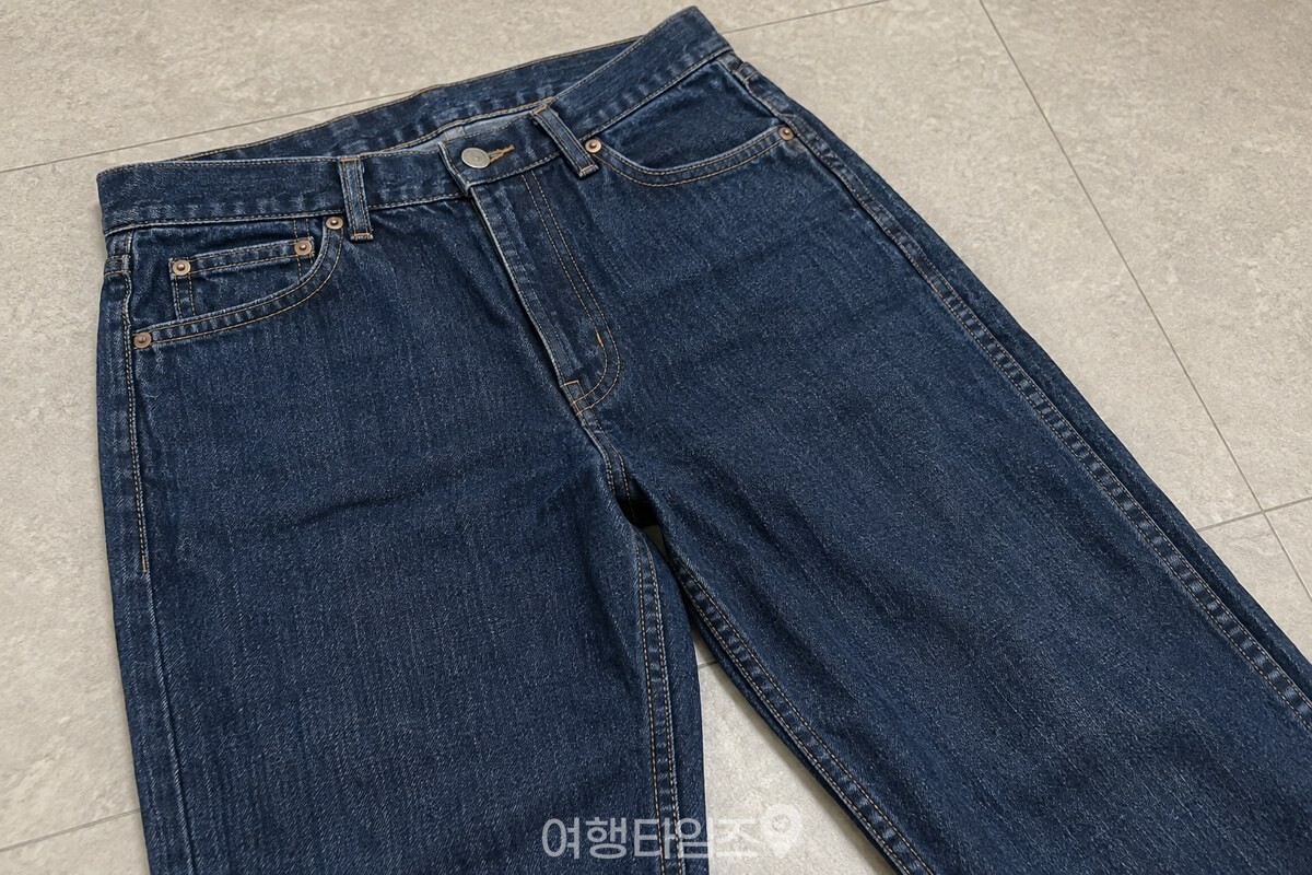 두꺼운 청바지의 허리 밴드와 주머니, 옆 솔기 부분을 가까이서 펼쳐 보인 모습이다. / 기사 이해를 돕기 위한 생성형 이미지