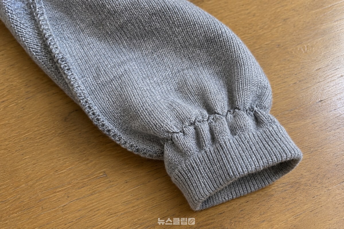 카디건 소매 안쪽의 지그재그 바느질과 모아진 소매 끝을 가까이에서 보여주는 모습. / 기사 이해를 돕기 위한 생성형 이미지