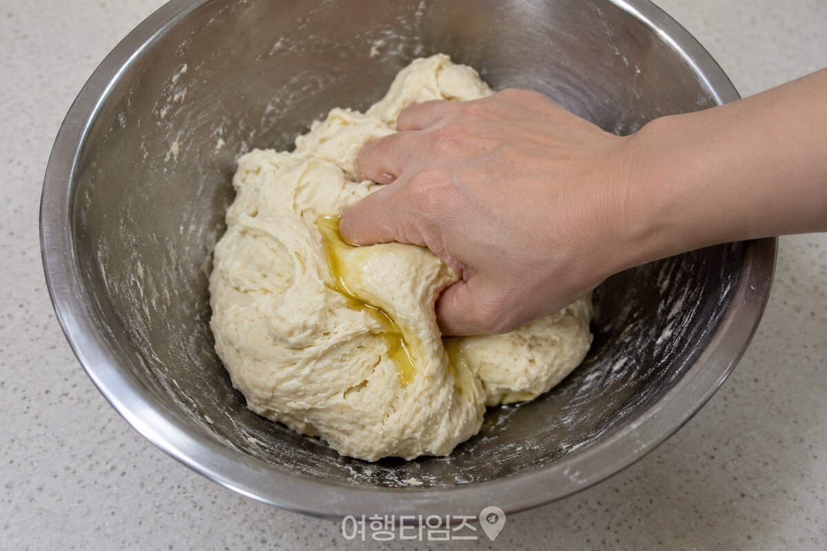 몽글몽글 뭉친 반죽에 들기름을 넣고 손으로 치대기 시작하는 모습이다. / 기사 이해를 돕기 위한 생성형 이미지