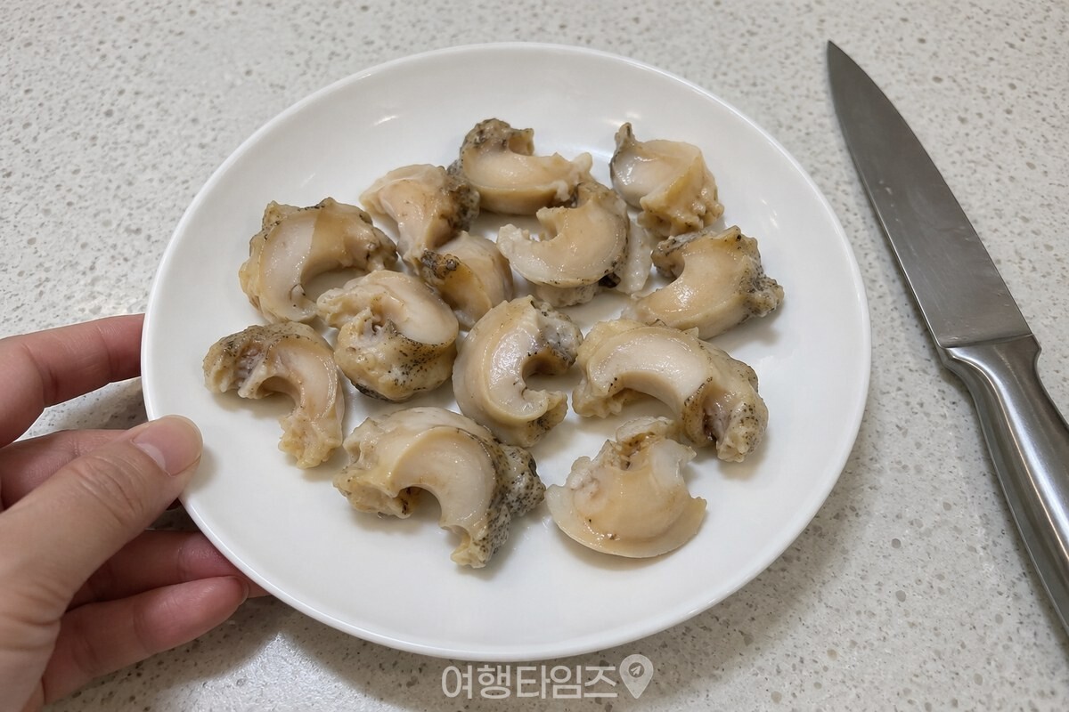한입 크기로 썬 골뱅이 조각이 깨끗한 흰 접시에 놓여 있다. / 기사 이해를 돕기 위한 생성형 이미지