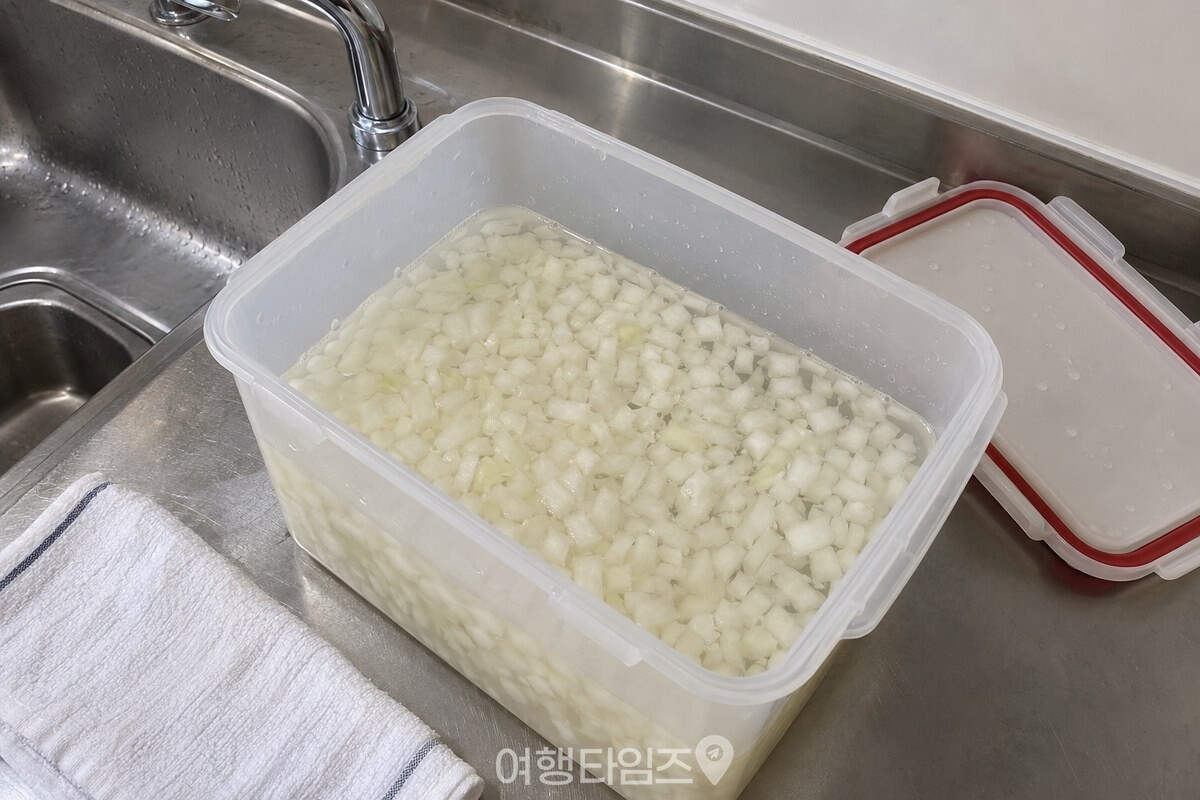 깨끗이 씻은 김치통 안에 잘게 다진 양파와 물이 담긴 모습. / 기사 이해를 돕기 위한 생성형 이미지