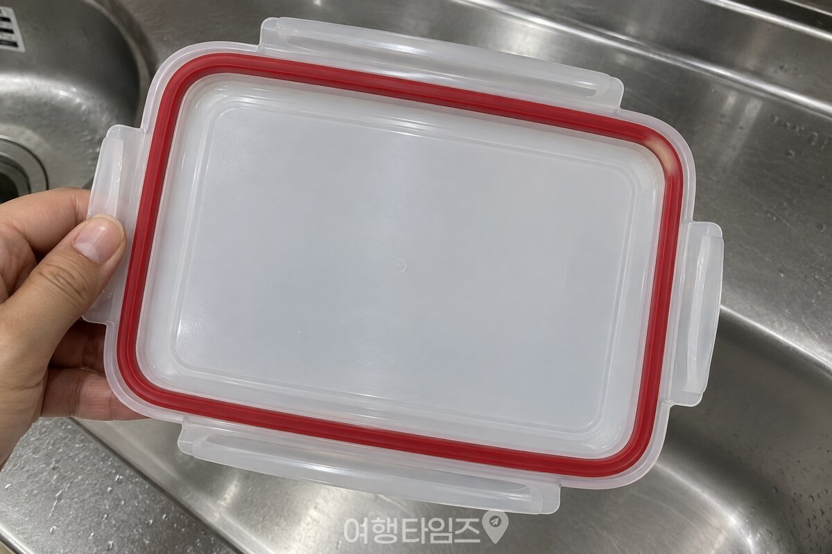 김치통 뚜껑 안쪽의 고무 패킹 홈을 가까이에서 살펴보는 모습. / 기사 이해를 돕기 위한 생성형 이미지