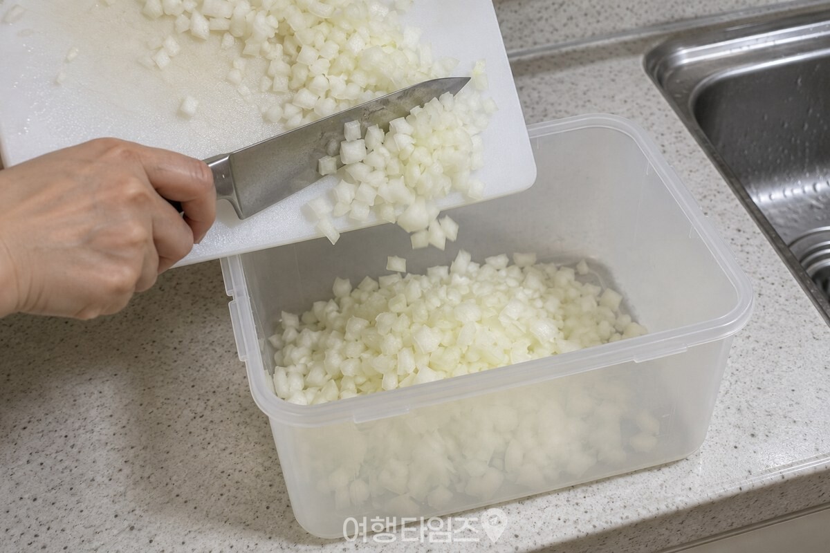칼로 잘게 다진 양파를 깨끗한 김치통에 옮겨 담는 모습. / 기사 이해를 돕기 위한 생성형 이미지