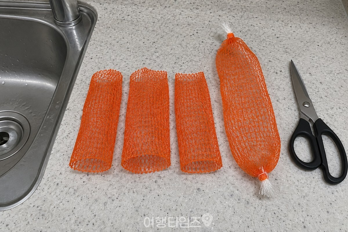 가위로 끝을 정리한 양파망 세 장과 겉망 한 장이 깨끗한 싱크대 위에 준비돼 있다. / 기사 이해를 돕기 위한 생성형 이미지