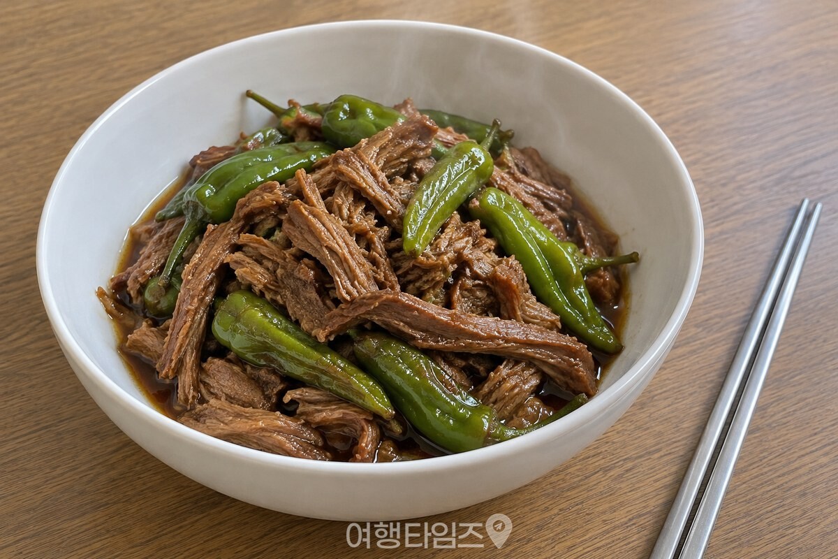 따뜻한 밥상 위 그릇에 담긴 돼지고기 장조림과 선명한 초록빛 꽈리고추. / 기사 이해를 돕기 위한 생성형 이미지