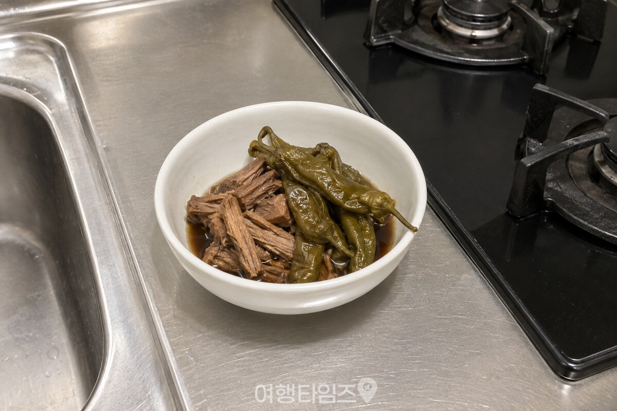 간장 조림 국물에 오래 끓여 쭈그러진 꽈리고추가 고기 곁에 놓여 있다. / 기사 이해를 돕기 위한 생성형 이미지