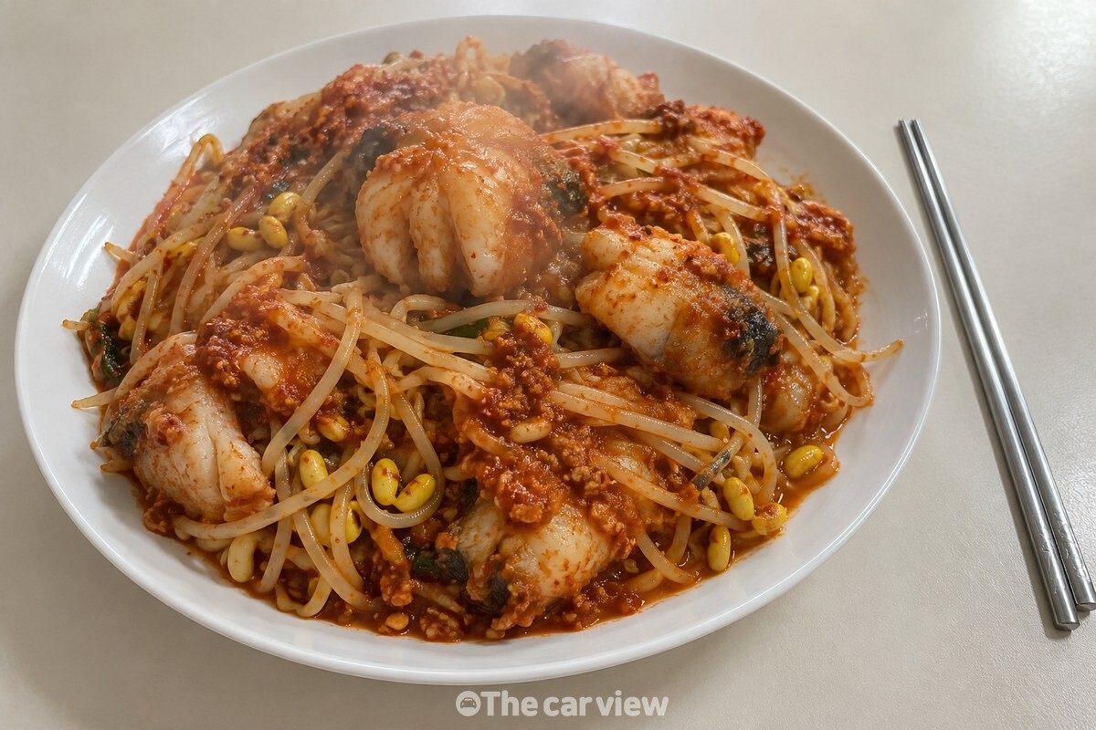 완성된 아귀찜이 콩나물과 함께 넓은 흰 접시에 담겨 있다. / 기사 이해를 돕기 위한 생성형 이미지