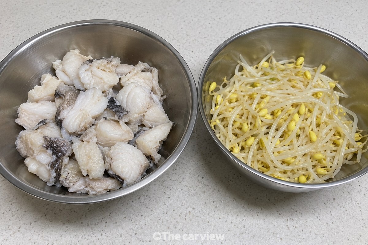삶아 건진 아귀와 살짝 데친 콩나물이 각각 깨끗한 그릇에 준비돼 있다. / 기사 이해를 돕기 위한 생성형 이미지