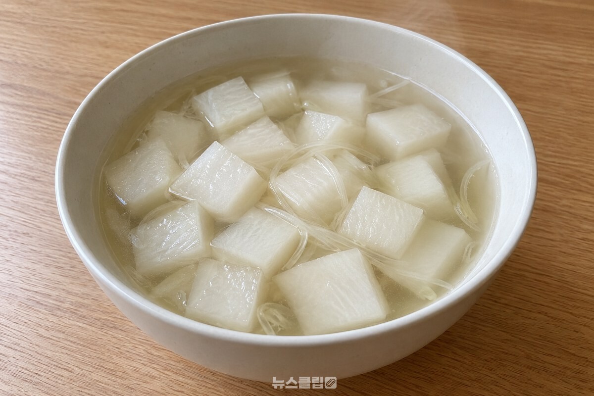 흰 사기 그릇에 담아 바로 낸 동치미 국물에 깍둑썬 무가 담겨 있다. / 기사 이해를 돕기 위한 생성형 이미지