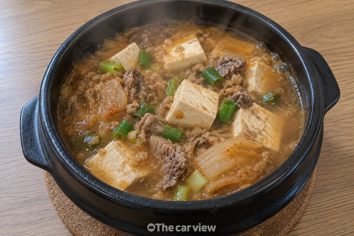 뚝배기에 담아 끓여 낸 청국장찌개에 두부와 대파가 보인다. / 기사 이해를 돕기 위한 생성형 이미지