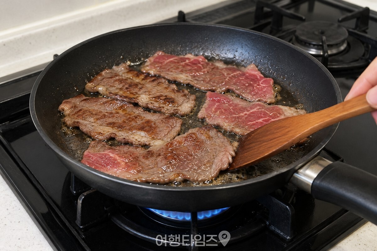 달군 검은 프라이팬에서 한쪽 면이 갈색으로 익어가는 소고기 조각. / 기사 이해를 돕기 위한 생성형 이미지